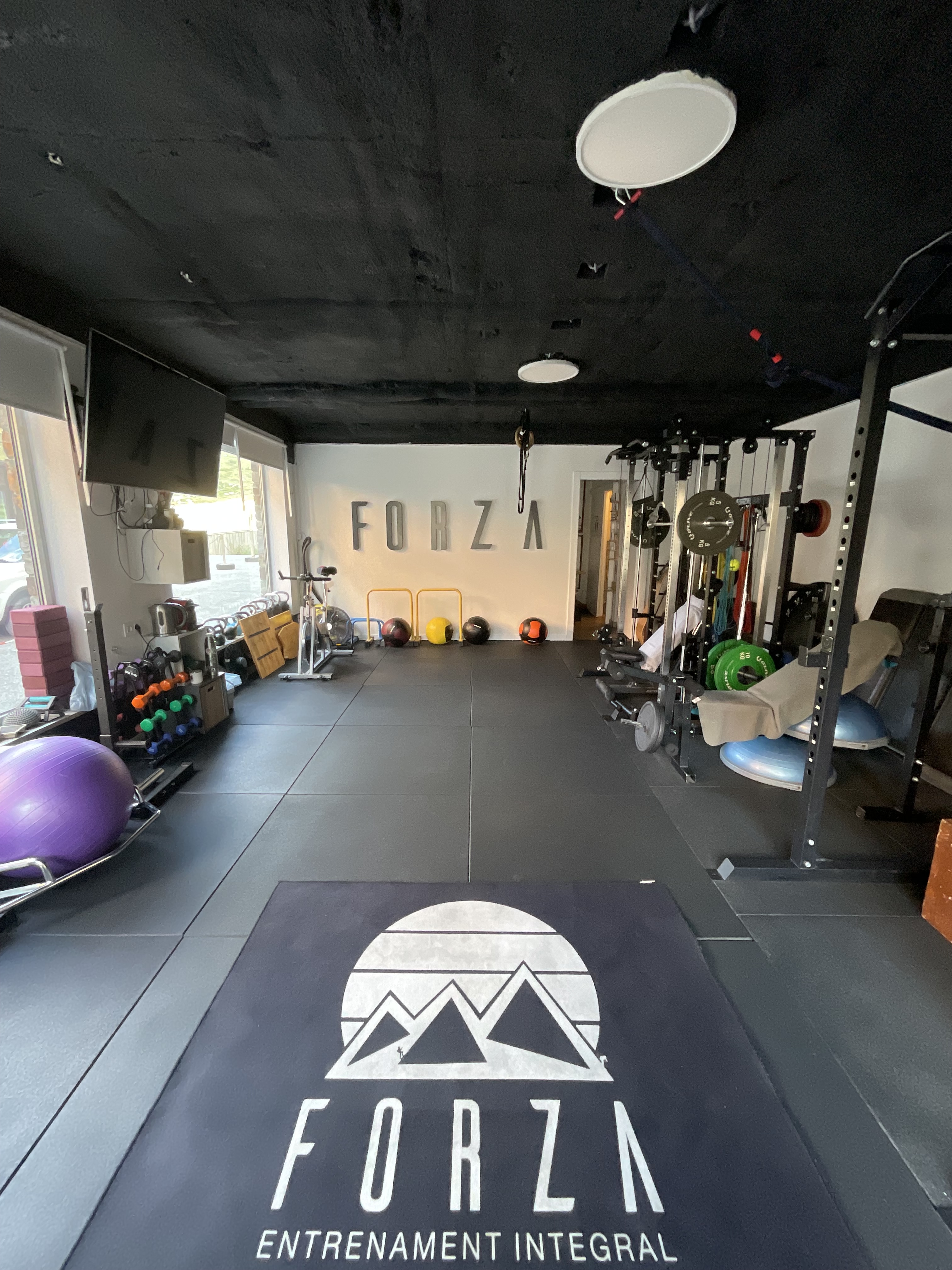 Interior FORZA con el logo en el suelo y equipamiento funcional