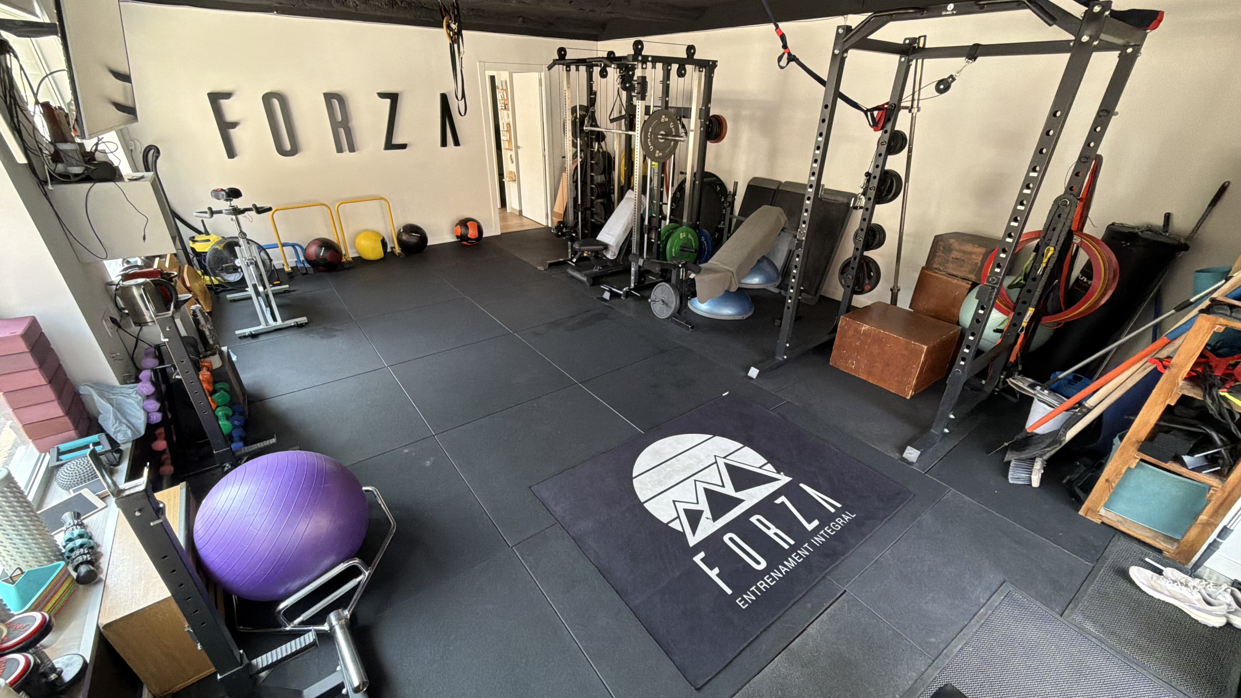 Sala de entrenamiento FORZA con equipamiento completo