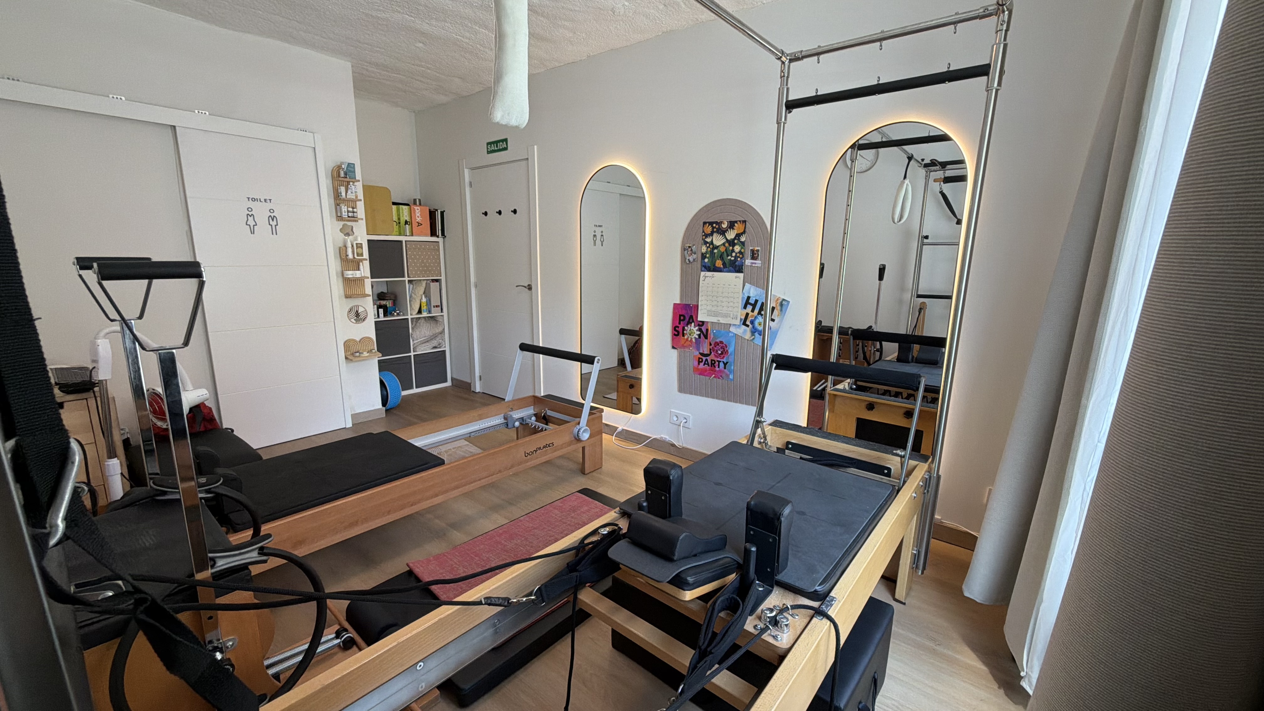 Espacio de Pilates FORZA con reformers y espejos iluminados
